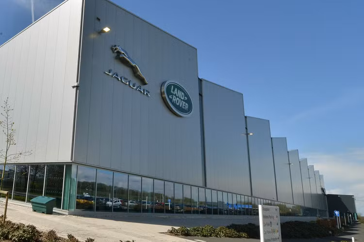 Trong một tin tức tích cực cho tương lai của Castle Bromwich lịch sử, JLR xác nhận rằng các nhà máy dập chuẩn bị thân kim loại ép cho các dòng xe của JLR sẽ được mở rộng để đóng một vai trò quan trọng trong tương lai điện của công ty, bằng cách cung cấp thân xe cho các mẫu xe điện thế hệ tiếp theo. JLR tiếp tục khám phá các tùy chọn cho các bộ phận khác tại Castle Bromwich.