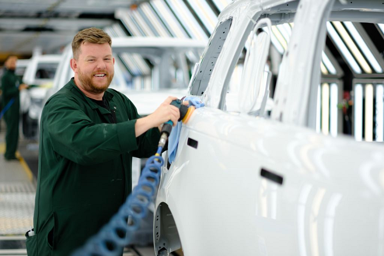 Thông báo tin tức về lộ trình điện khí hóa thế hệ tiếp theo, JLR xác nhận sẽ khởi động cho các đơn đặt hàng của khách hàng đặt mua mẫu xe Range Rover chạy hoàn toàn bằng điện theo chiến lược sang trọng hiện đại, modern luxury, kể từ cuối năm nay.