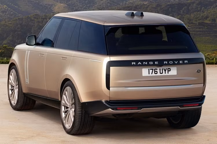 JLR cũng tiết lộ Trung tâm sản xuất động cơ của họ ở Wolverhampton, Vương quốc Anh, hiện đang sản xuất động cơ đốt trong Ingenium cho các phương tiện của mình, sẽ có một trung tâm trong tương lai chuyên về điện sản xuất các bộ truyền động điện và bộ pin cho các mẫu xe thế hệ tiếp theo của JLR. Nó sẽ được đổi tên thành Trung Tâm Sản Xuất Động Cơ Điện để thể hiện động thái này.