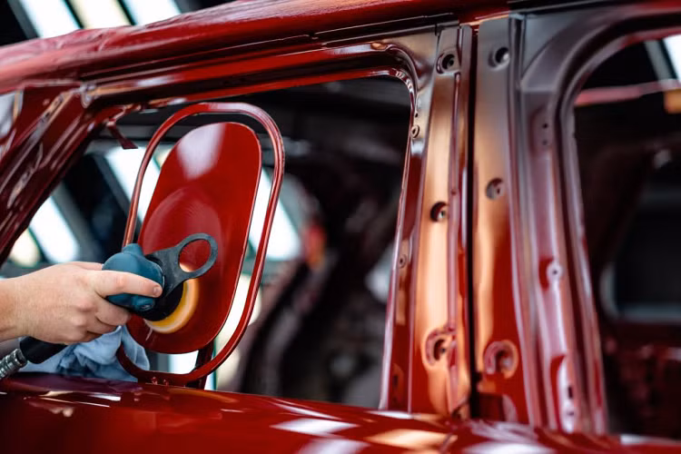 Theo đó, mẫu SUV hạng sang hiện đại cỡ trung thế hệ tiếp theo đầu tiên sẽ là một mẫu xe chạy hoàn toàn bằng điện từ gia đình Range Rover, ra mắt vào năm 2025 và được chế tạo tại Halewood ở Merseyside, đây là một trong những động thái khẳng định thêm cam kết của JLR đối với tương lai của ngành công nghiệp xe hơi Vương quốc Anh.