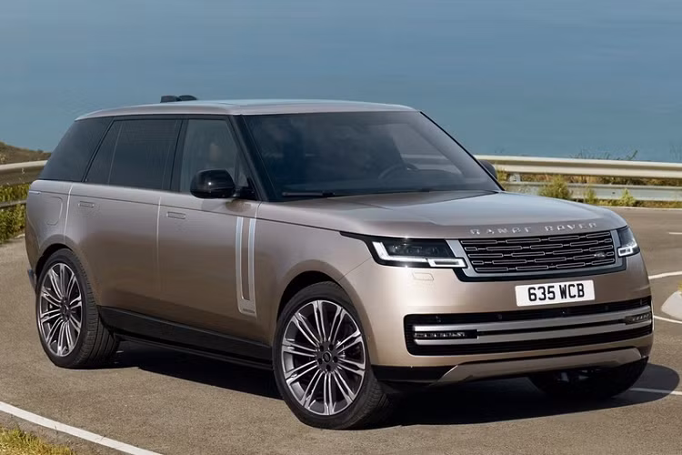 Với công suất sản sinh cao hơn bất kỳ chiếc Jaguar nào trước đây, phạm vi hoạt động lên tới 700 km (430 dặm) và với mức giá chỉ từ 100.000 bảng Anh, Jaguar mới sẽ được chế tạo trên kiến trúc độc đáo của riêng mình, có tên là JEA. Thông tin chi tiết về Jaguar GT 4 cửa mới sẽ được công bố vào cuối năm nay, trước khi được bán tại một số thị trường chọn lọc vào năm 2024, và dự kiến giao hàng cho khách hàng vào năm 2025.