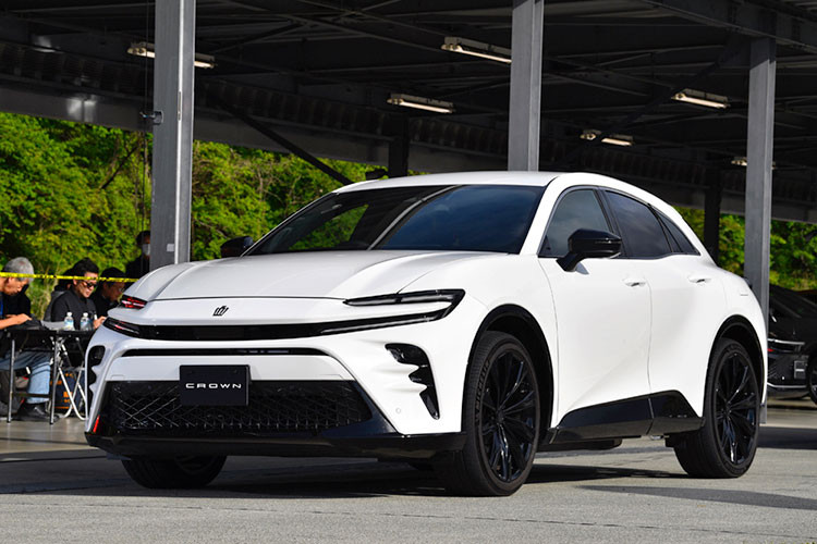 Theo kế hoạch, Toyota Crown Sport 2024 phiên bản HEV sẽ được bán ra thị trường Nhật Bản vào tháng 11 năm nay. Sang tháng 12/2023, mới đến lượt phiên bản PHEV được phân phối. Tuy nhiên, hãng Toyota chỉ lên kế hoạch sản xuất khoảng 700 chiếc Crown Sport mỗi tháng nên dự kiến thời gian giao xe sẽ bị kéo dài.