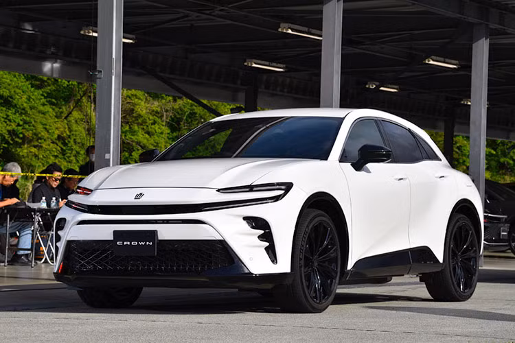 Theo kế hoạch, Toyota Crown Sport 2024 phiên bản HEV sẽ được bán ra thị trường Nhật Bản vào tháng 11 năm nay. Sang tháng 12/2023, mới đến lượt phiên bản PHEV được phân phối. Tuy nhiên, hãng Toyota chỉ lên kế hoạch sản xuất khoảng 700 chiếc Crown Sport mỗi tháng nên dự kiến thời gian giao xe sẽ bị kéo dài.