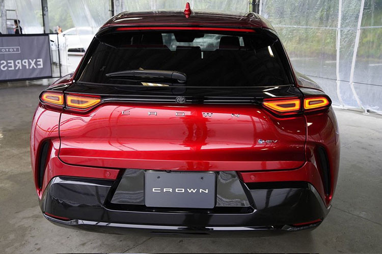 Xe sở hữu vành nhôm 21 inch và hàng loạt chi tiết ngoại thất màu đen bóng như cản trước/sau, nẹp hốc bánh, ốp sườn xe, ốp gương chiếu hậu, cánh gió mui hay viền bao quanh đèn hậu... Đầu xe, Toyota Crown Sport 2024 dùng logo hình vương miện đặc trưng của dòng Crown. Trong khi đó, phía sau xe lại đi kèm logo khá nhỏ của hãng Toyota.