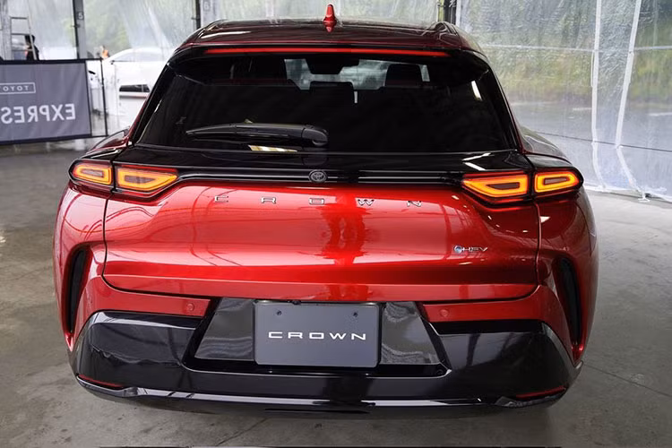 Xe sở hữu vành nhôm 21 inch và hàng loạt chi tiết ngoại thất màu đen bóng như cản trước/sau, nẹp hốc bánh, ốp sườn xe, ốp gương chiếu hậu, cánh gió mui hay viền bao quanh đèn hậu... Đầu xe, Toyota Crown Sport 2024 dùng logo hình vương miện đặc trưng của dòng Crown. Trong khi đó, phía sau xe lại đi kèm logo khá nhỏ của hãng Toyota.