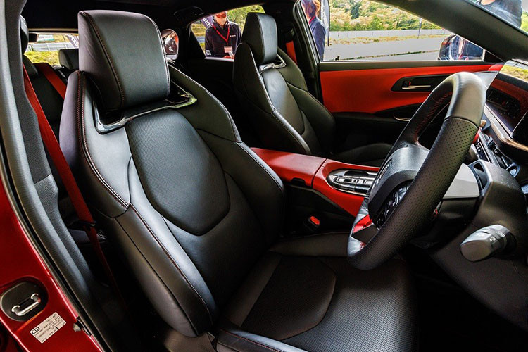 Cuối cùng là những trang bị an toàn như hệ thống cảnh báo tiền va chạm, hệ thống hỗ trợ đánh lái khẩn cấp + cảnh báo bị "tạt đầu" + hỗ trợ giữ làn đường, hỗ trợ bám làn đường + cảnh báo lệch làn đường, hệ thống kiểm soát hành trình thích ứng, hỗ trợ nhận biết biển báo giao thông...