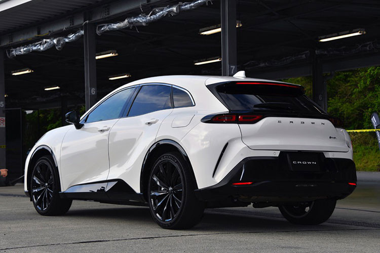 Ngoài ra, xe cũng sở hữu hỗ trợ lái chủ động, cảnh báo điểm mù, cảnh báo va chạm khi mở cửa, cảnh báo khi có xe đi tới từ phía sau, phanh sau va chạm, hỗ trợ phanh khi đỗ xe, camera hành trình trước/sau, hỗ trợ đỗ xe từ xa và camera 360 độ (hiển thị cả khu vực bên dưới nắp ca-pô).