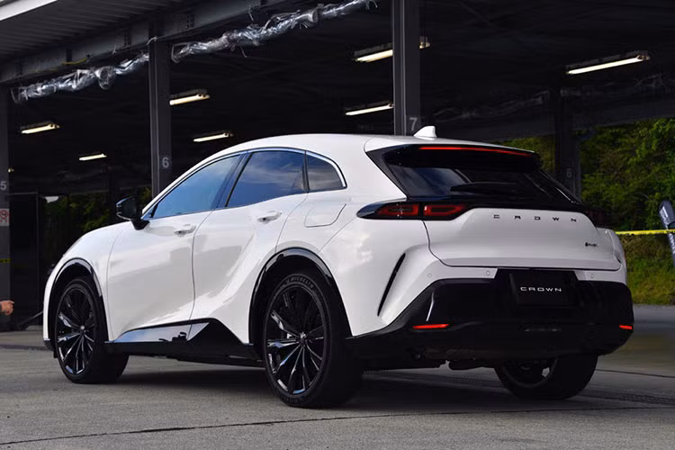 Ngoài ra, xe cũng sở hữu hỗ trợ lái chủ động, cảnh báo điểm mù, cảnh báo va chạm khi mở cửa, cảnh báo khi có xe đi tới từ phía sau, phanh sau va chạm, hỗ trợ phanh khi đỗ xe, camera hành trình trước/sau, hỗ trợ đỗ xe từ xa và camera 360 độ (hiển thị cả khu vực bên dưới nắp ca-pô).