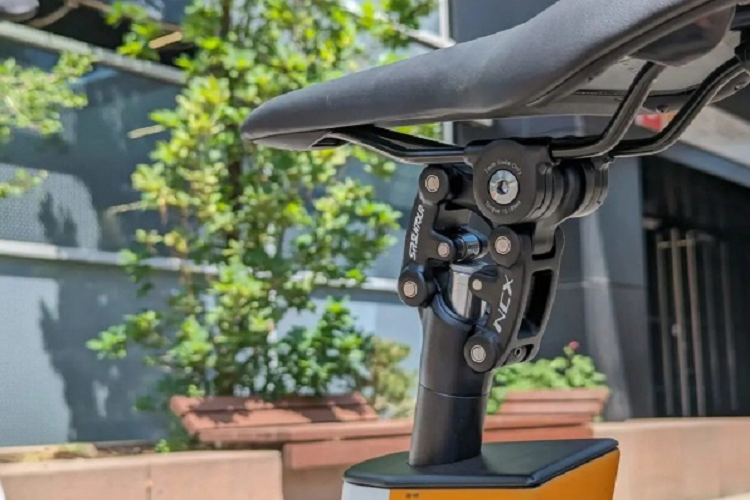 Xe được trang bị cụm pin 352,8 Wh, sử dụng pin Samsung 21700 Li-ion chất lượng cao, cung cấp phạm vi hoạt động ấn tượng lên tới 180 km, tùy thuộc vào thói quen lái xe. Người dùng chỉ mất khoảng 2,5 giờ để sạc đầy pin cho xe.