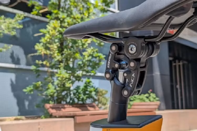 Xe được trang bị cụm pin 352,8 Wh, sử dụng pin Samsung 21700 Li-ion chất lượng cao, cung cấp phạm vi hoạt động ấn tượng lên tới 180 km, tùy thuộc vào thói quen lái xe. Người dùng chỉ mất khoảng 2,5 giờ để sạc đầy pin cho xe.