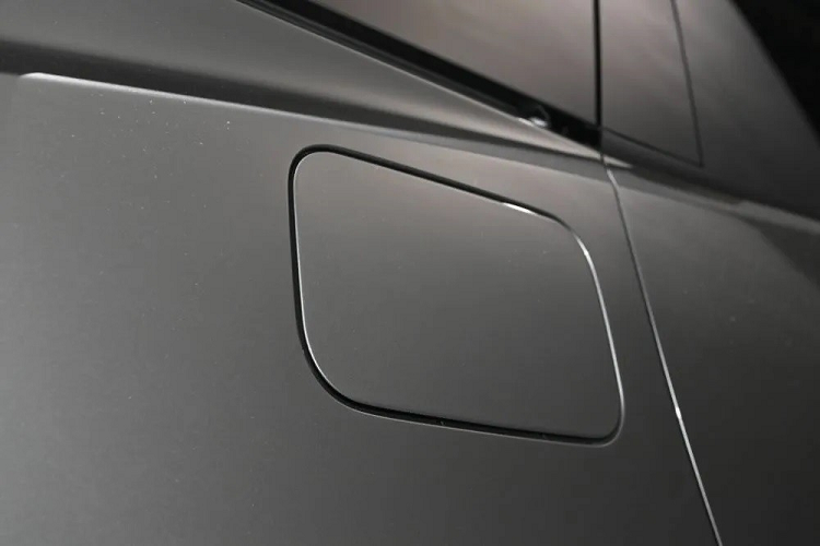 Những thay đổi này cũng đã xác nhận việc Toyota Vellfire 2024 bản 4 chỗ được trang bị hệ truyền động plug-in hybrid (PHEV). Hiện Toyota chưa công bố thông tin về động cơ của Vellfire 4 chỗ, nhưng theo tin đồn xe sẽ dùng động cơ xăng 4 xi-lanh, dung tích 2.5L kết hợp cùng mô-tơ điện và pin, tương tự Toyota RAV4. Với hệ truyền động PHEV, mẫu MPV hạng sang của Toyota có thể chạy được một quãng đường ngắn mà không tốn một giọt xăng, từ đó tiết kiệm nhiên liệu hơn.