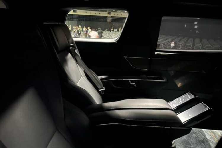 Dù ở phiên bản nào, Toyota Vellfire Hybrid cũng dùng pin niken hyđrua kim loại (NiMH) 5 Ah. Không chỉ hệ truyền động, Toyota Vellfire 4 chỗ còn có sự khác biệt lớn so với phiên bản 7 chỗ, đó là nội thất. Bên trong xe, mẫu MPV này chỉ được trang bị 2 hàng ghế với 4 chỗ ngồi.