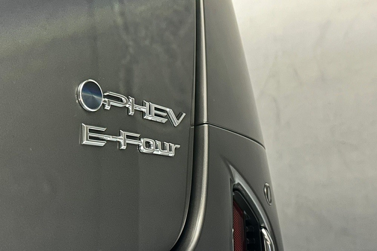 Tại thị trường Nhật Bản, Toyota Vellfire thế hệ mới hiện có 2 tùy chọn động cơ giống hệt Alphard. Đầu tiên là động cơ xăng 4 xi-lanh, hút khí tự nhiên, dung tích 2.5L, tạo ra công suất tối đa 180 mã lực và mô-men xoắn cực đại 235 Nm. Động cơ này đi kèm với hộp số biến thiên vô cấp Super CVT-i và hệ dẫn động cầu trước hoặc 4 bánh toàn thời gian. 