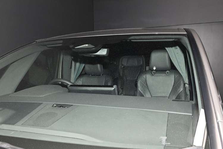 Tổng cộng, xe có công suất tối đa 247 mã lực và dùng hệ dẫn động cầu trước. Ngoài ra, Toyota Vellfire Hybrid còn có phiên bản dẫn động 4 bánh E-Four với mô-tơ điện 4NM nằm trên cầu sau, cho công suất tối đa 54 mã lực và mô-men xoắn cực đại 121 Nm.