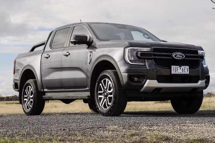 Theo nguồn tin từ đại lý, dải sản phẩm Ford Ranger tại Việt Nam sẽ được bổ sung phiên bản Sport. Dự kiến hãng sẽ giới thiệu phiên bản này đến khách hàng trong nước vào khoảng tháng 4 đến tháng 6 năm nay. Giá xe Ford Ranger Sport 2023 chưa được tiết lộ, nhiều khả năng trong khoảng 900 triệu đồng.