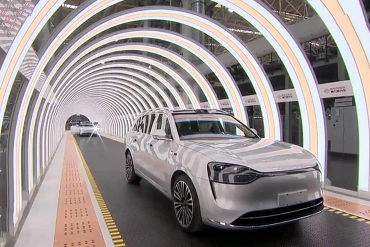 Được định vị trong phân khúc SUV cỡ lớn, Aito M9 2024 mới sở hữu kích thước dài x rộng x cao lần lượt là 5.230 x 1.999 x 1.800 (mm), chiều dài cơ sở đạt 3.110 mm. Kích thước này tương đương với mẫu VinFast VF 9 tại Việt Nam. Xe được phân phối với hai phiên bản là thuần điện và bản xe điện mở rộng phạm vi (EREV).