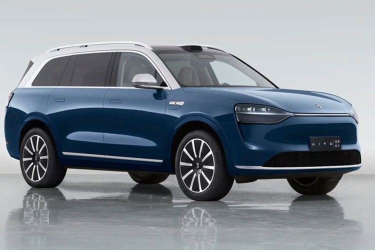 Về nội thất, bên trong khoang cabin của Aito M9 khá rộng rãi và thoải với cấu hình 6 chỗ ngồi. Các chi tiết trên xe hầu hết đều được bọc bằng chất liệu da. Xe được trang bị buồng lái HarmonyOS 4.0 với 3 màn hình cỡ lớn. Ngoài ra, xe còn có hệ thống thông tin giải trí AI Intelligence Crystal.