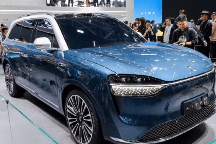 Ngoài ra, việc bổ sung tay nắm cửa ẩn và kiểu vành mới giúp nó có hệ số cản gió chỉ 0,26cd. Phía sau xe Huawei Aito M9 được thiết kế khá tối giản với hình dáng đèn hậu tương tự đèn pha, đi cùng logo Aito nổi bật.