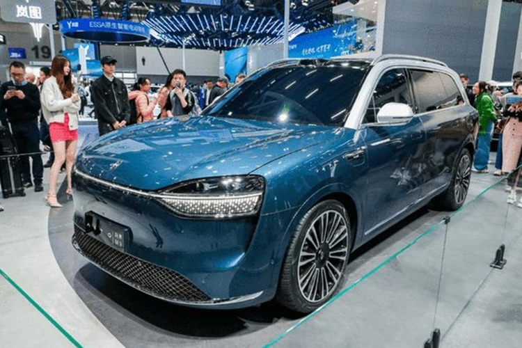 Hiện mẫu SUV hạng sang này đang được mở bán trước, mức giá xe Aito M9 2024 từ 500.000 - 600.000 NDT (khoảng 1,7 - 2 tỷ đồng). Khách hàng đặt trước mẫu xe này sẽ được giảm giá 10.000 NDT (tương đương 34 triệu đồng) và được ưu tiên giao hàng. Ngoài ra, hãng cũng tặng người mua một chuyến tham quan nhà máy nơi sản xuất chiếc SUV điện.