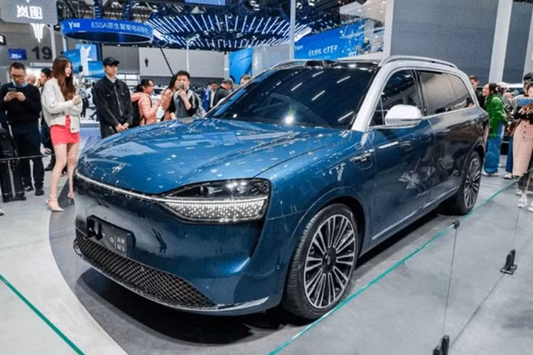 Hiện mẫu SUV hạng sang này đang được mở bán trước, mức giá xe Aito M9 2024 từ 500.000 - 600.000 NDT (khoảng 1,7 - 2 tỷ đồng). Khách hàng đặt trước mẫu xe này sẽ được giảm giá 10.000 NDT (tương đương 34 triệu đồng) và được ưu tiên giao hàng. Ngoài ra, hãng cũng tặng người mua một chuyến tham quan nhà máy nơi sản xuất chiếc SUV điện.