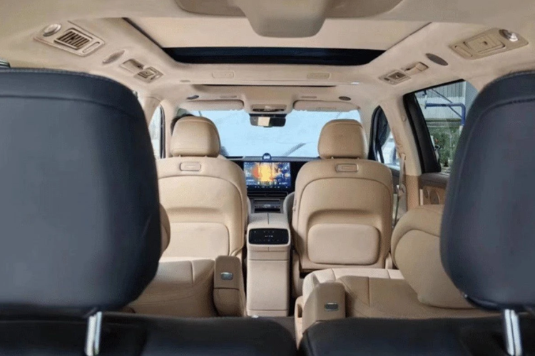 Aito M9 cũng là mẫu xe đầu tiên được Huawei trang bị trợ lý kỹ thuật số Xiaoyi giúp hỗ trợ tối đa người dùng cả khi lái xe lẫn giải trí. Cung cấp sức mạnh cho Aito M9 là 2 tùy chọn hệ truyền động. Thứ nhất là bản EREV được trang bị 2 mô-tơ điện (496 mã lực) và 1 động cơ đốt trong 1.5L (hoạt động giống như một máy phát điện).