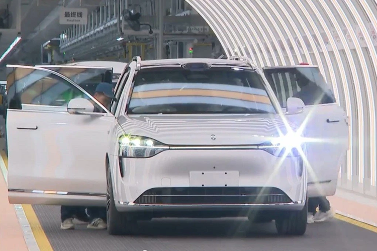 Phiên bản này sở hữu pin có dung lượng 40.055 kWh, mang đến phạm vi hoạt động thuần điện ở mức 175 km. Thứ 2 là phiên bản thuần điện (EV) sử dụng hai động cơ điện của Huawei với động cơ phía trước có công suất tối đa 125 mã lực và động cơ phía sau có công suất tối đa 308 mã lực.