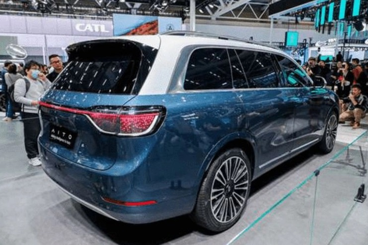 Aito M9 còn được trang bị đèn thông minh Huawei xPixel với nhiều hiệu ứng khác nhau khi xe đứng yên để tăng cường khả năng tương tác giữa xe và con người. Nhìn từ bên hông, xe có mui thẳng hơn. Cửa sổ sử dụng viền màu bạc để tạo hiệu ứng thị giác trẻ trung hơn. Chắn bùn trước và sau hơi nhô ra tạo vẻ cơ bắp.