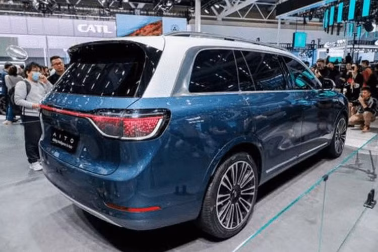 Aito M9 còn được trang bị đèn thông minh Huawei xPixel với nhiều hiệu ứng khác nhau khi xe đứng yên để tăng cường khả năng tương tác giữa xe và con người. Nhìn từ bên hông, xe có mui thẳng hơn. Cửa sổ sử dụng viền màu bạc để tạo hiệu ứng thị giác trẻ trung hơn. Chắn bùn trước và sau hơi nhô ra tạo vẻ cơ bắp.