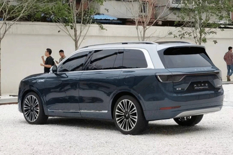 Phiên bản này được cung cấp bộ pin ternary (NMC) của CATL có dung lượng 97.682 kWh, cho phạm vi di chuyển lên tới 630 km. Được biết, mẫu xe Aito M9 này là sản phẩm kết hợp giữa Huawei và Seres. Seres sẽ đảm nhiệm việc sản xuất, còn Huawei cung cấp mô-tơ điện, chip, cảm biến và một số bộ phận khác.