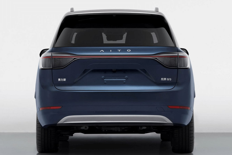 Nhìn chung, mẫu xe SUV điện Aito M9 mang dáng dấp khá hiện đại, năng động với ngôn ngữ thiết kế "Kunpeng Zhanyi" mới. Đầu xe gây ấn tượng với cụm đèn pha đa giác được kết nối bằng dải đèn trung tâm cùng với lưới tản nhiệt phía trước đóng kín giúp cho toàn bộ chiếc xe trông tinh tế, trẻ trung hơn.