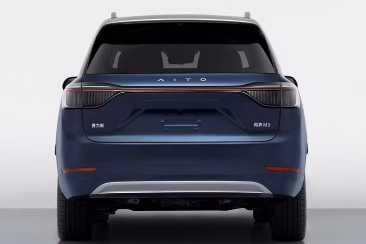 Nhìn chung, mẫu xe SUV điện Aito M9 mang dáng dấp khá hiện đại, năng động với ngôn ngữ thiết kế "Kunpeng Zhanyi" mới. Đầu xe gây ấn tượng với cụm đèn pha đa giác được kết nối bằng dải đèn trung tâm cùng với lưới tản nhiệt phía trước đóng kín giúp cho toàn bộ chiếc xe trông tinh tế, trẻ trung hơn.