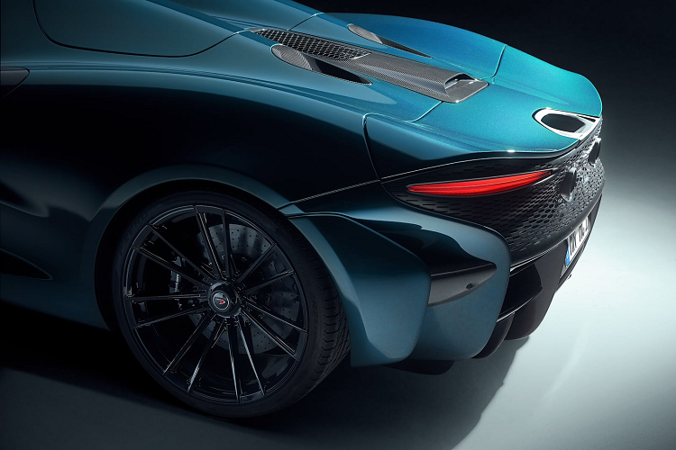 Nội thất xe cũng có thể được điều chỉnh theo vô số tùy chọn bọc da hoặc Alcantara. Xe còn có sẵn hệ thống kiểm soát khí lưu thông minh AAMS, có thể tạo ra "bong bóng không khí" để bảo vệ người lái khi di chuyển ở tốc độ cao, qua đó không cần phải lo lắng khi xe không trang bị kính chắn gió như thông thường.