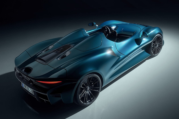 Chỉ riêng việc không có bất cứ tấm kính nào bao quanh những người ngồi trong xe đã đủ tạo nên sự khác biệt so với những chiếc xe thể thao mui trần thông thường, nhưng Elva còn đặc biệt hơn do sức mạnh đến từ khối động cơ V8 tăng áp kép 4.0 lít có công suất 804 mã lực và mô-men xoắn cực đại 800 Nm, cho phép xe bứt tốc từ 0-100 km/h chỉ trong vỏn vẹn 2,7 giây.