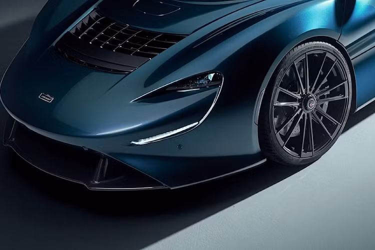 Từ chỗ dự định sản xuất 399 chiếc Elva, đến nay McLaren đã chốt phương án chỉ tạo ra đúng 149 xe trên phạm vi toàn cầu. Bên cạnh đó, tại phần lớn các quốc gia việc lái xe không có kính chắn gió trên đường phố là bất hợp pháp, vì vậy McLaren vẫn cung cấp tùy chọn lắp đặt kính chắn gió để khách hàng có thể đăng ký lưu thông hợp lệ.