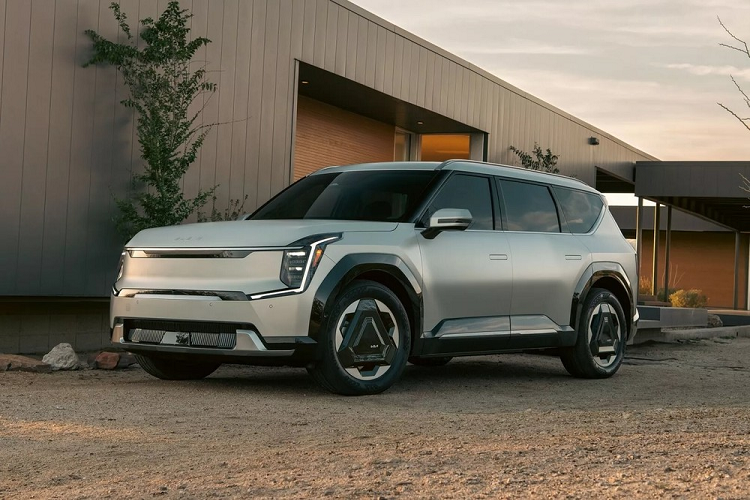 Kia EV9 2024 mới là mẫu SUV điện 3 hàng ghế đã lần đầu tiên trình làng tại thị trường Hàn Quốc vào hồi tháng 4 năm nay. Sau Hàn Quốc, mẫu xe điện này tiếp tục được bày bán ở những thị trường khác trên thế giới, bao gồm Mỹ.