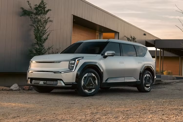 Kia EV9 2024 mới là mẫu SUV điện 3 hàng ghế đã lần đầu tiên trình làng tại thị trường Hàn Quốc vào hồi tháng 4 năm nay. Sau Hàn Quốc, mẫu xe điện này tiếp tục được bày bán ở những thị trường khác trên thế giới, bao gồm Mỹ.