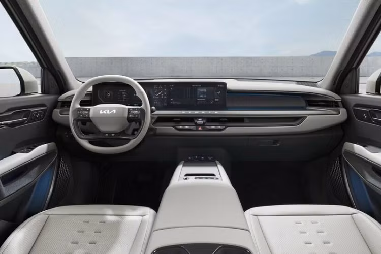 Bước vào bên trong Kia EV9 2024 bản Light, khách hàng Mỹ sẽ được chào đón bằng không gian nội thất tương đối rộng rãi nhờ kích thước dài x rộng x cao lần lượt 5.015 x 1.980 x 1.755 mm và chiều dài cơ sở 3.100 mm.