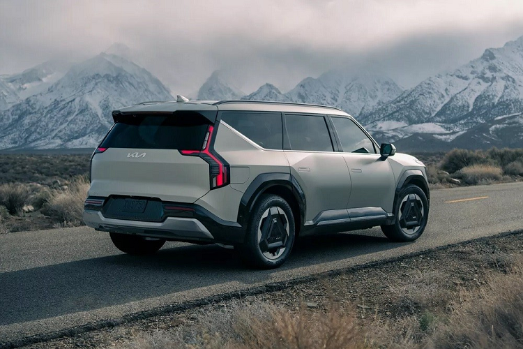 Mới đây, hãng Kia đã công bố giá xe Kia EV9 2024 ở thị trường Mỹ. Tại thị trường này, Kia EV9 2024 có khởi điểm chỉ từ 54.900 USD. Với giá bán này, tân binh nhà Kia trở thành một trong những mẫu xe điện 3 hàng ghế rẻ nhất tại thị trường Mỹ. Thậm chí, Kia EV9 2024 rẻ hơn đến 28.100 USD so với VinFast VF9 (83.000 USD).