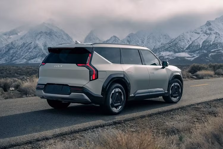 Mới đây, hãng Kia đã công bố giá xe Kia EV9 2024 ở thị trường Mỹ. Tại thị trường này, Kia EV9 2024 có khởi điểm chỉ từ 54.900 USD. Với giá bán này, tân binh nhà Kia trở thành một trong những mẫu xe điện 3 hàng ghế rẻ nhất tại thị trường Mỹ. Thậm chí, Kia EV9 2024 rẻ hơn đến 28.100 USD so với VinFast VF9 (83.000 USD).