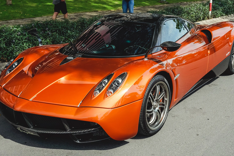 Rõ ràng, tay chơi siêu xe 8X khá bất ngờ khi thông tin trên mạng xã hội cho rằng, siêu phẩm Pagani Huayra của mình đã được bán cho ông Đặng Lê Nguyên Vũ. Việc Minh Nhựa bán Pagani Huayra đã được chính anh xác nhận, lý do không được đưa ra nhưng ai cũng ngầm hiểu, là để dọn đường cho McLaren Elva về nhà