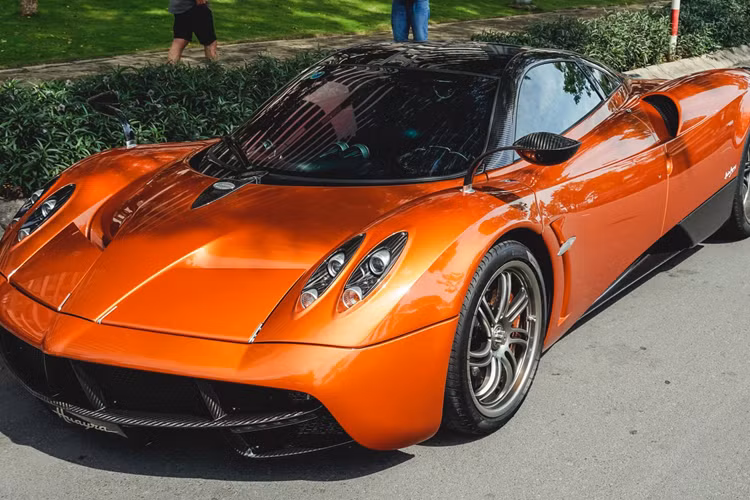 Rõ ràng, tay chơi siêu xe 8X khá bất ngờ khi thông tin trên mạng xã hội cho rằng, siêu phẩm Pagani Huayra của mình đã được bán cho ông Đặng Lê Nguyên Vũ. Việc Minh Nhựa bán Pagani Huayra đã được chính anh xác nhận, lý do không được đưa ra nhưng ai cũng ngầm hiểu, là để dọn đường cho McLaren Elva về nhà