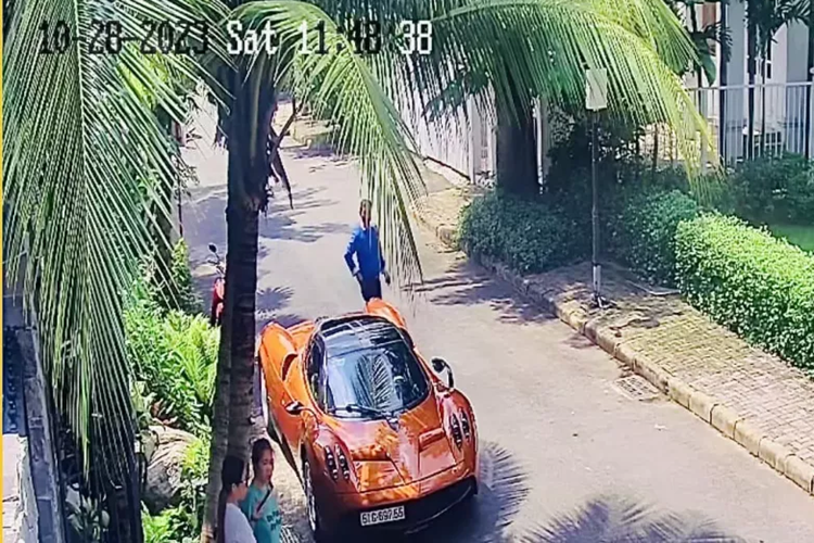 Kèm theo đó là hình ảnh chụp từ camera an ninh nhà Minh Nhựa cho thấy chiếc siêu xe triệu đô Pagani Huayra đang đỗ trước nhà, thông tin từ hình ảnh cho thấy, xe đã về màu "zin" là cam, ngày chụp là 28/10 /2023, lúc hơn 11 giờ trưa.