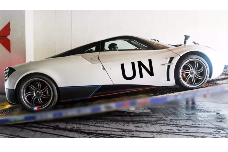 Mới đây, 1 số người chuyên mua bán siêu xe tại Hà Nội bất ngờ đăng tải hình ảnh chiếc siêu xe triệu đô Pagani Huayra của Minh Nhựa nằm trên xe chuyên dụng, trong trang phục màu trắng, với 2 cửa cánh chim được dán thêm logo UN cùng trạng thái xe đã về với chủ nhân sưu tập.