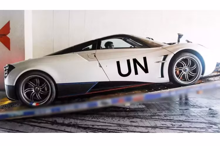 Mới đây, 1 số người chuyên mua bán siêu xe tại Hà Nội bất ngờ đăng tải hình ảnh chiếc siêu xe triệu đô Pagani Huayra của Minh Nhựa nằm trên xe chuyên dụng, trong trang phục màu trắng, với 2 cửa cánh chim được dán thêm logo UN cùng trạng thái xe đã về với chủ nhân sưu tập.