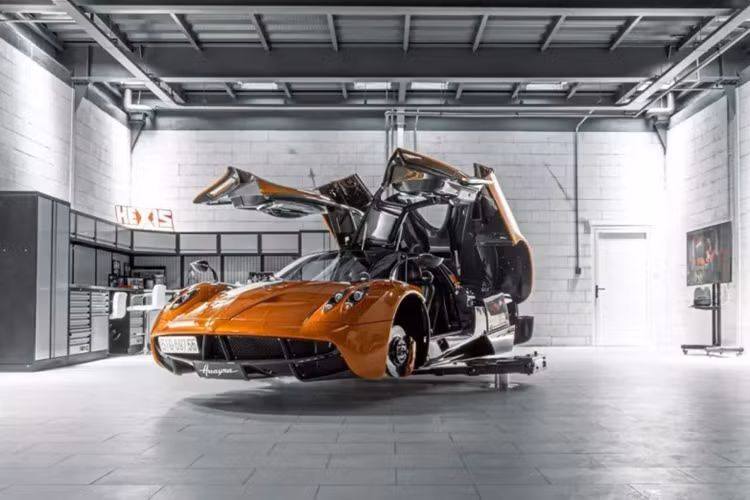 Điều này ngay lập tức gây sóng gió cho giới mua bán xe, vì ai cũng biết, các siêu xe dán chữ UN tại Việt Nam chỉ có mình ông Đặng Lê Nguyên Vũ chơi. Tuy nhiên, nếu tinh ý, có thể thấy chữ UN này hơi thô, quá to so với kích thước mà các siêu xe của "Qua" Vũ hay dán.