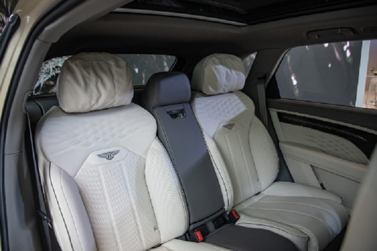 Các tính năng sang trọng khác của Bentayga EWB mới bao gồm cửa hít lần đầu tiên được dùng cho xe Bentley, cửa sau/bệ tì tay trung tâm có sưởi và tùy chọn hệ thống đèn LED ẩn sau lớp da trên tấm ốp cửa xe Bentley Diamond Illumination. Xe có cấu hình chỗ ngồi 4+1 tiêu chuẩn.
