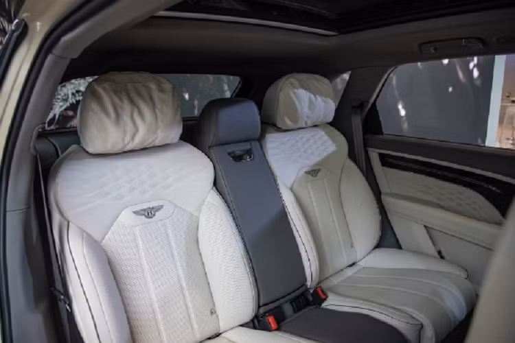 Các tính năng sang trọng khác của Bentayga EWB mới bao gồm cửa hít lần đầu tiên được dùng cho xe Bentley, cửa sau/bệ tì tay trung tâm có sưởi và tùy chọn hệ thống đèn LED ẩn sau lớp da trên tấm ốp cửa xe Bentley Diamond Illumination. Xe có cấu hình chỗ ngồi 4+1 tiêu chuẩn.