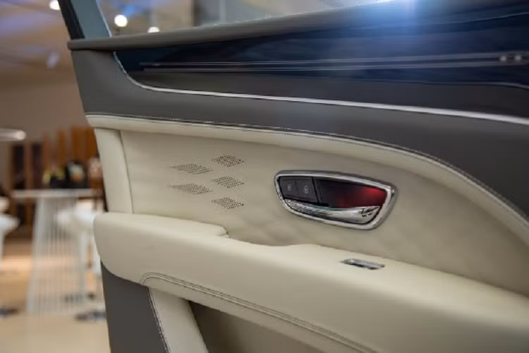 Cung cấp sức mạnh cho Bentayga EWB là khối động cơ V8 tăng áp kép dung tích 4 lít, công suất 550 mã lực và mô-men xoắn cực đại 770 Nm. Đi cùng động cơ là hộp số 8 cấp tự động, khả năng tăng tốc 0-100 km/h trong 4,6 giây, tốc độ tối đa 290 km/h.