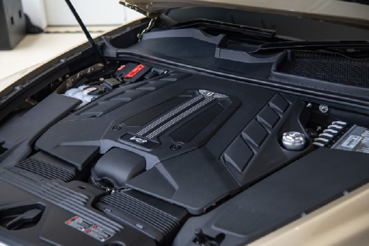 Về trang bị an toàn, Bentayga EWB là mẫu Bentley đầu tiên được trang bị tính năng đánh lái 4 bánh Electronic All Wheel Steering, giúp bán kính quay đầu giảm 7%, đạt mức 11,8 m. Ngoài ra, xe cũng được bổ sung hệ thống kiểm soát cân bằng chủ động Bentley Dynamic Ride với các thanh cân bằng chủ động sử dụng nguồn điện 48 V.