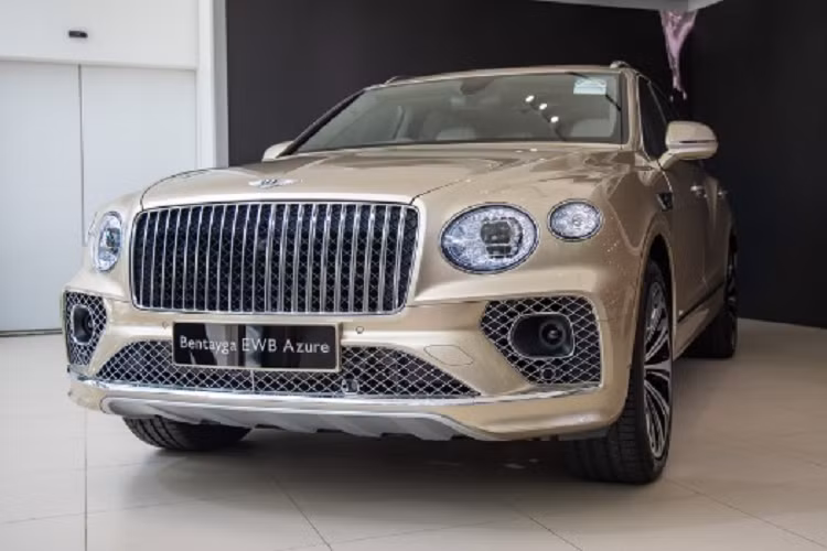 Tại “đảo quốc sư tử”, mẫu SUV siêu sang của Bentley bản EWB được phân phối với 3 biến thể: EWB tiêu chuẩn, Azure đặc biệt và Azure First Edition. Khác biệt của Bentley Bentayga EWB 2023 mới so với bản thường là trục cơ sở được kéo dài thêm 180 mm, lên 3.175 mm, nâng chiều dài tổng thể đạt 5.322 mm.